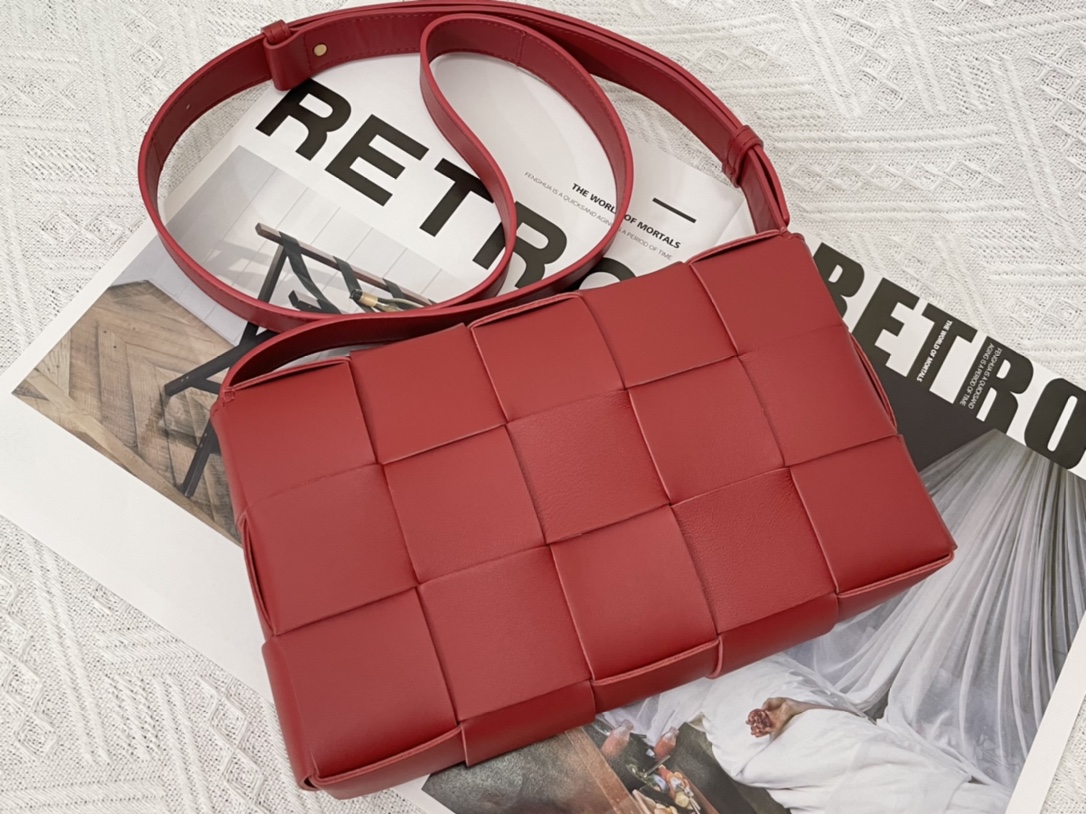 Cassette Intreccio Leather Cross-body Bag Red